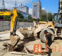 鸡巴视频XXXX高温下的坚守｜道路建设者用汗水铺就畅通路